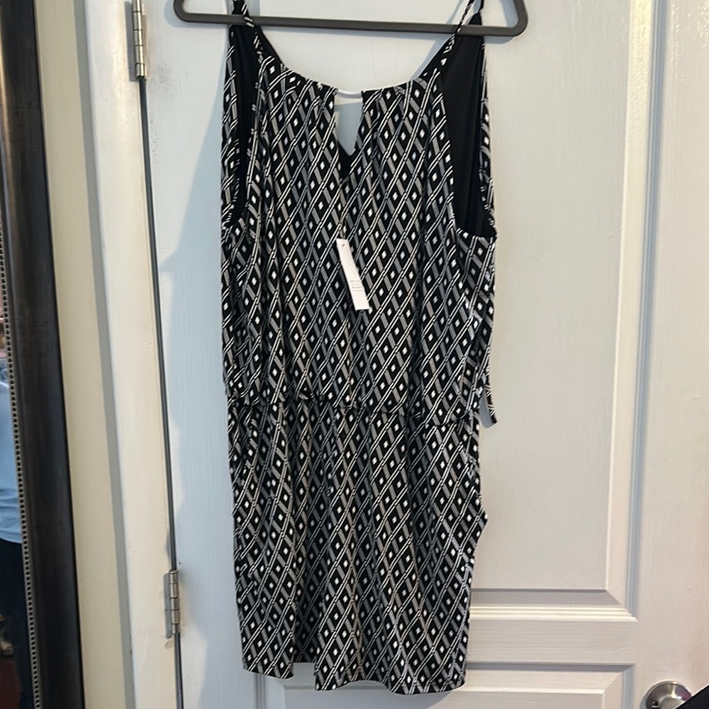 Black and White Geometric romper never worn new with tags perfect for summer